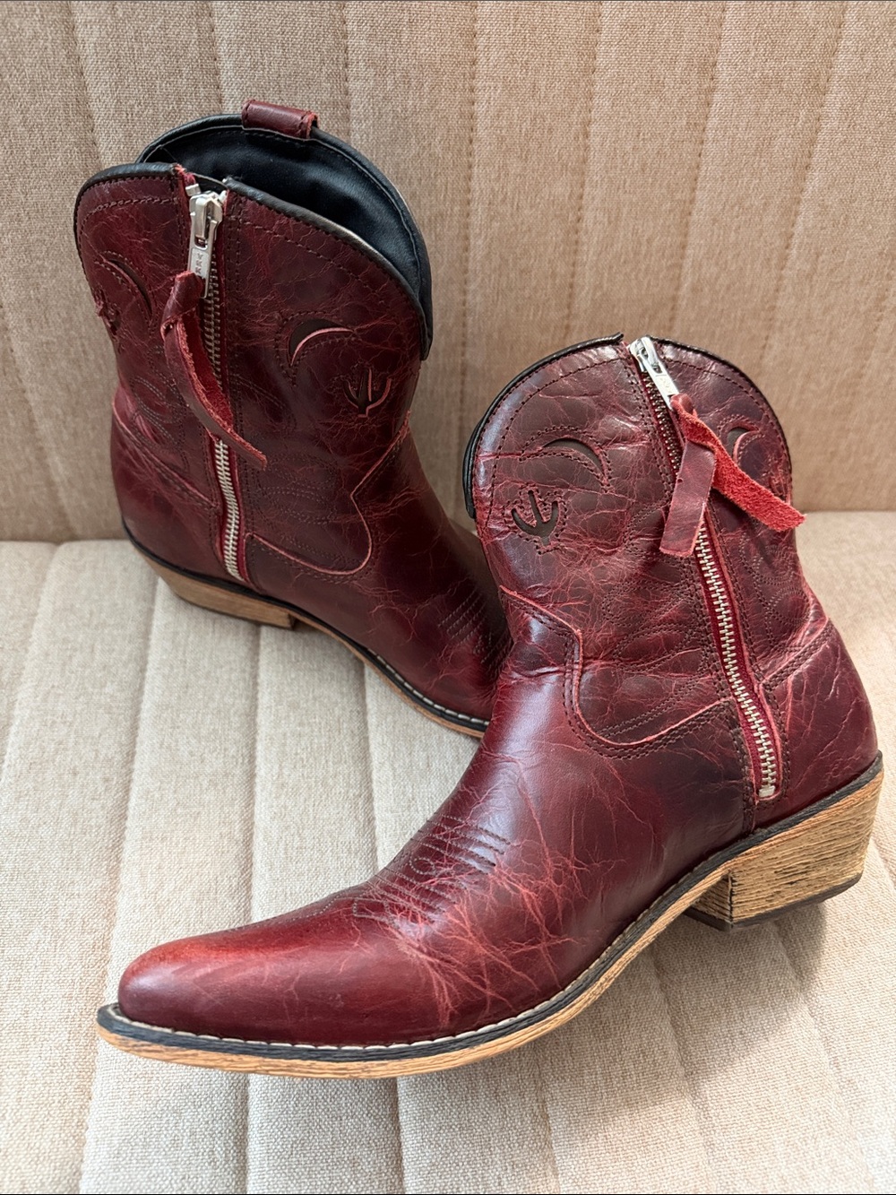 Woman’s Dingo 9M  Red Leather Western Zip Ankle Boots